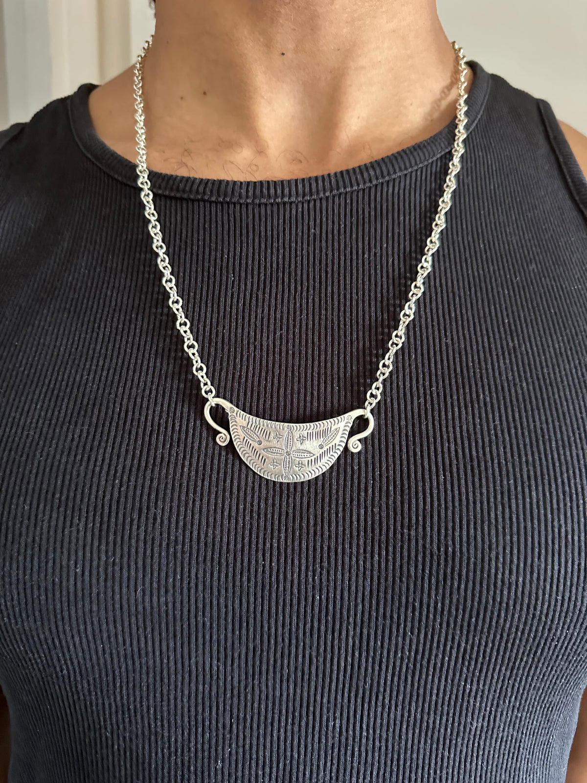 Collier Flora tribal gravé— Argent Massif Ciselé